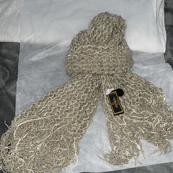 Fendi scarf in excellent condition - Picture 2 of 7